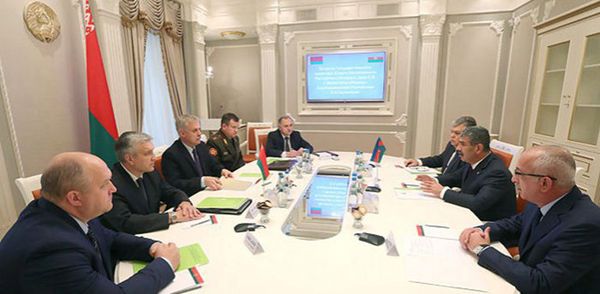 Встреча министра обороны Азербайджана генерал-полковника Закира Гасанова с государственным секретарем Совета Безопасности Республики Беларусь Станиславом Засем. Минск, 10 октября 2017 года - Sputnik Азербайджан