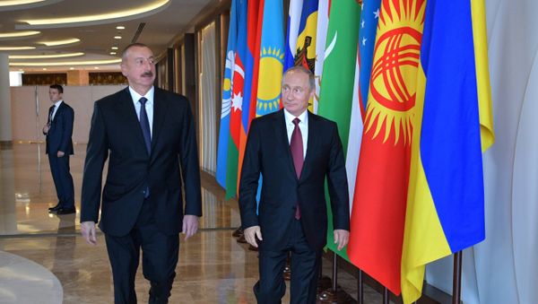 Президент РФ Владимир Путин и президент Азербайджана Ильхам Алиев перед началом заседания Совета глав государств СНГ в Сочи, 11 октября 2017 года - Sputnik Азербайджан