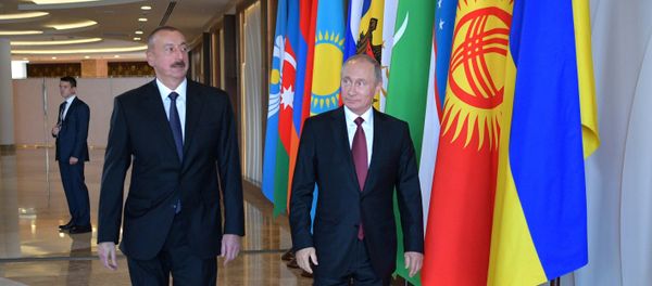 Президент РФ Владимир Путин и президент Азербайджана Ильхам Алиев перед началом заседания Совета глав государств СНГ в Сочи, 11 октября 2017 года - Sputnik Азербайджан