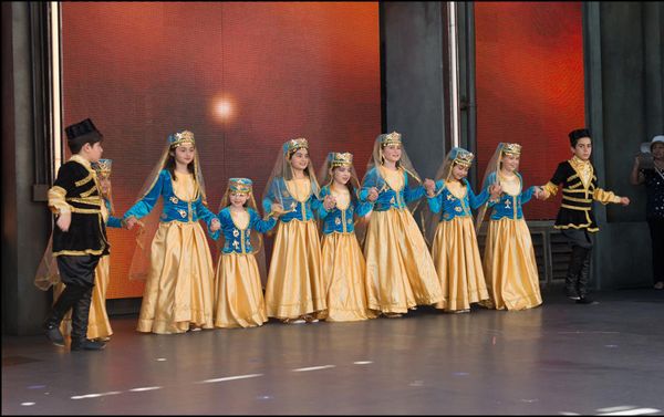 Танцевальная группа Azeri Calgary Stars выступила с концертом в знаменитом парке развлечений Диснейленд - Sputnik Азербайджан