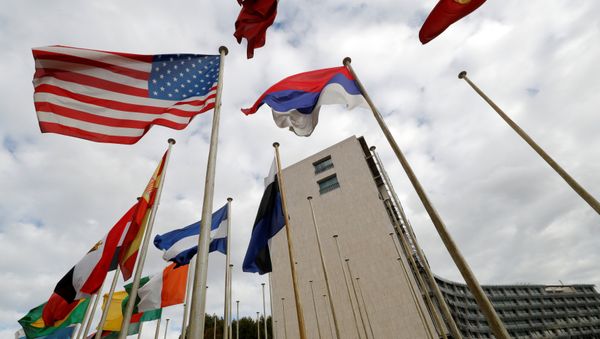 UNESCO-nun Parisdəki mənzil-qərargahı qarşısında ABŞ bayrağı, 12 oktyabr 2017-ci il - Sputnik Азербайджан