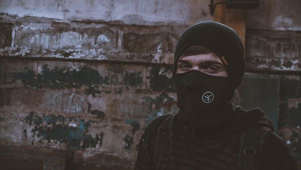 Мужчина в маске, фото из архива - Sputnik Азербайджан