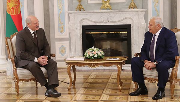 Президент Беларуси Александр Лукашенко на встрече с председателем Милли Меджлиса (парламента) Азербайджана Октаем Асадовым - Sputnik Азербайджан