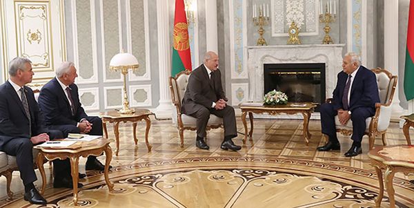 Президент Беларуси Александр Лукашенко на встрече с председателем Милли Меджлиса (парламента) Азербайджана Октаем Асадовым - Sputnik Азербайджан