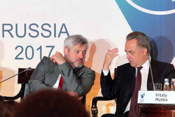 Заместитель Министра образования и науки Российской Федерации Павел Зенькович (слева) и заместитель председателя правительства РФ Виталий Мутко - Sputnik Азербайджан