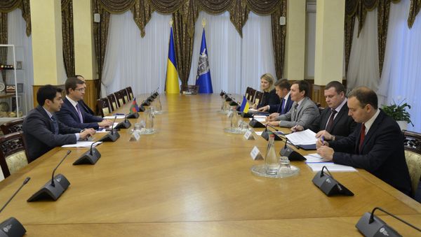 Делегация сотрудников Генеральной прокуратуры АР во главе с начальником Управления международных связей Эркином Алихановым на встрече с представителями украинских правоохранительных структур - Sputnik Азербайджан