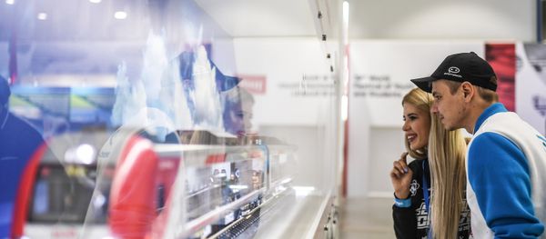 Выставка Youth Expo в главном медиацентре Олимпийского парка в Сочи в рамках XIX Всемирного фестиваля молодежи и студенчества - Sputnik Азербайджан