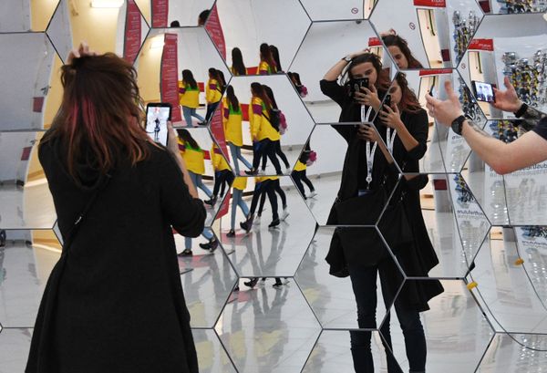 Выставка Youth Expo в главном медиацентре Олимпийского парка в Сочи в рамках XIX Всемирного фестиваля молодежи и студентов - Sputnik Азербайджан