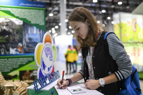 Учасиница на выставке Youth Expo в главном медиацентре Олимпийского парка в Сочи в рамках XIX Всемирного фестиваля молодежи и студенчества - Sputnik Азербайджан