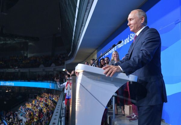 Президент РФ Владимир Путин выступает на торжественной церемонии открытия XIX Всемирного фестиваля молодежи и студентов в Ледовом дворце Большой - Sputnik Азербайджан