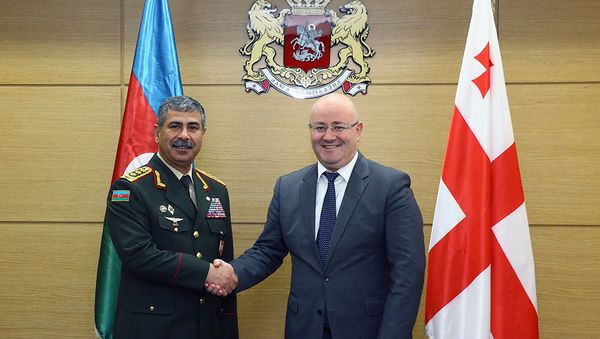 Встреча министров обороны Азербайджана и Грузии генерал-полковника Закира Гасанова и Левана Изориа - Sputnik Азербайджан