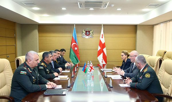 Встреча министров обороны Азербайджана и Грузии генерал-полковника Закира Гасанова и Левана Изориа - Sputnik Азербайджан