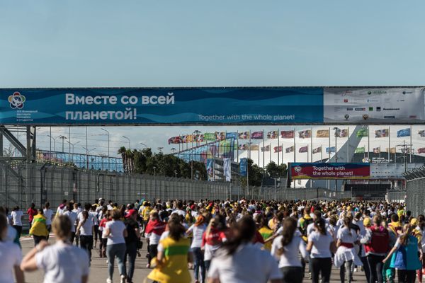 Участники фестивального инклюзивного забега на 2017 метров, проходящего в рамках Всемирного фестиваля молодежи и студентов в Сочи - Sputnik Азербайджан