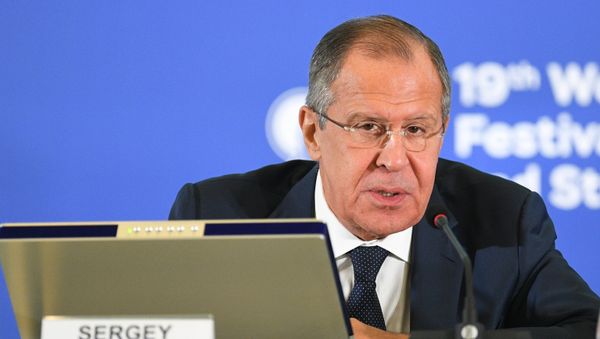 Министр иностранных дел РФ Сергей Лавров во время дискуссии на тему: Общество и мировая политика в рамках XIX Всемирного фестиваля молодежи и студентов в Сочи - Sputnik Азербайджан