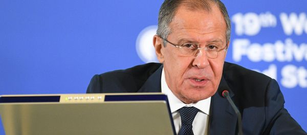 Министр иностранных дел РФ Сергей Лавров во время дискуссии на тему: Общество и мировая политика в рамках XIX Всемирного фестиваля молодежи и студентов в Сочи - Sputnik Азербайджан
