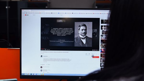 Девушка за просмотром документального фильма Роль азербайджанской музыки в творчестве армянских композиторов - Sputnik Азербайджан