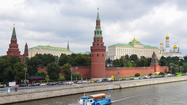 Вид на московский кремль с большого каменногомоста - Sputnik Азербайджан
