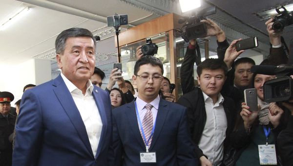 Кандидат в президенты Кыргызстана Сооронбай Жээнбеков (слева) на избирательном участке в Бишкеке, 15 октября 2017 года - Sputnik Азербайджан