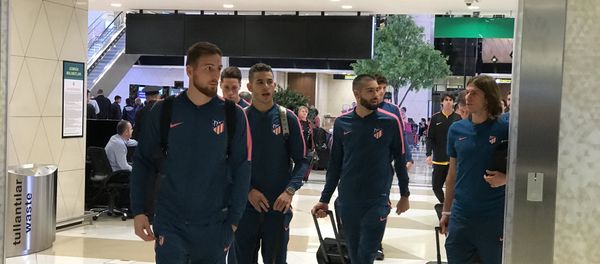 Футболисты испанского клуба “Атлетико Мадрид” в аэропорту Гейдар Алиев в Баку - Sputnik Азербайджан