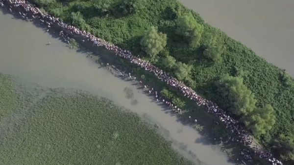 Тысячи беженцев рохинджа пытаются покинуть Мьянму на границе с Бангладеш - Sputnik Азербайджан