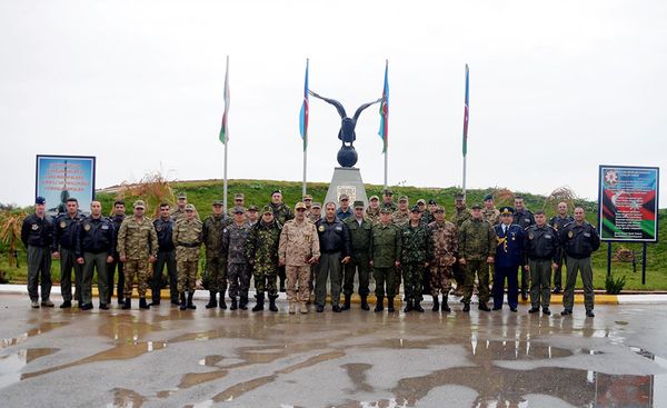 Военные атташе зарубежных стран, аккредитованные в Азербайджане, посетили базу Военно-воздушных сил - Sputnik Азербайджан