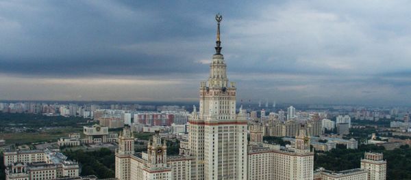 Здание Московского государственного университета имени М.В. Ломоносова в Москве - Sputnik Азербайджан