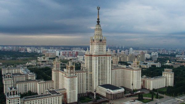 Здание Московского государственного университета имени М.В. Ломоносова в Москве - Sputnik Азербайджан