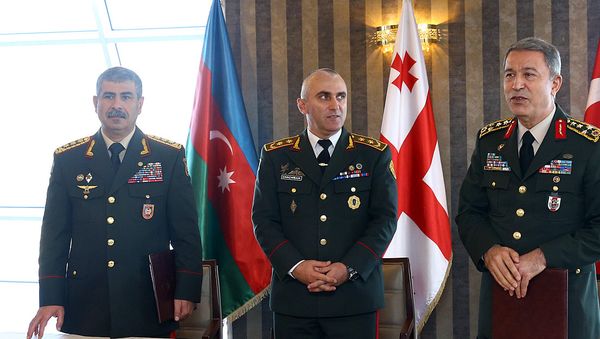 Слева направо: министр обороны Азербайджана генерал-полковник Закир Гасанов, начальник Генерального штаба вооруженных сил Грузии генерал-майор Владимир Чачибая и начальник Генштаба ВС Турции генерал армии Хулуси Акар в ходе встречи в Тбилиси, 17 октября 2017 года - Sputnik Азербайджан