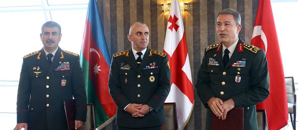 Слева направо: министр обороны Азербайджана генерал-полковник Закир Гасанов, начальник Генерального штаба вооруженных сил Грузии генерал-майор Владимир Чачибая и начальник Генштаба ВС Турции генерал армии Хулуси Акар в ходе встречи в Тбилиси, 17 октября 2017 года - Sputnik Азербайджан