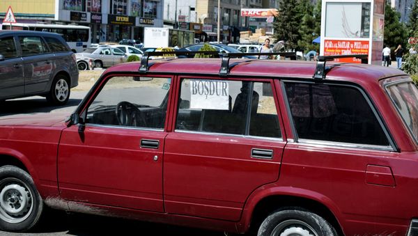 Такси-легковой автомобиль с багажником на крыше, фото из архива - Sputnik Азербайджан