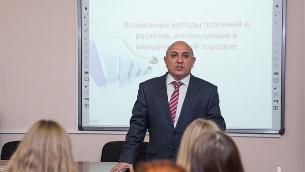 Эльнур Садыгов, Профессор Азербайджанского государственного экономического университета (UNEC) - Sputnik Азербайджан
