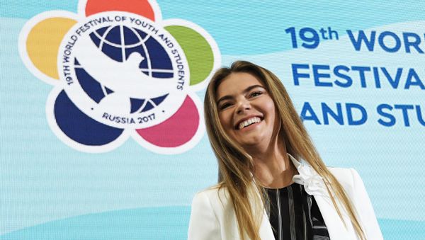 Олимпийская чемпионка по художественной гимнастике, руководитель благотворительного фестиваля художественной гимнастики Алина Алина Кабаева участвует в дискуссионной программе XIX Всемирного фестиваля молодежи и студентов в Сочи - Sputnik Азербайджан