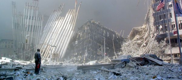 Человек стоит в обломках после теракта 11 сентября 2001 года в Нью-Йорке, фото из архива - Sputnik Азербайджан