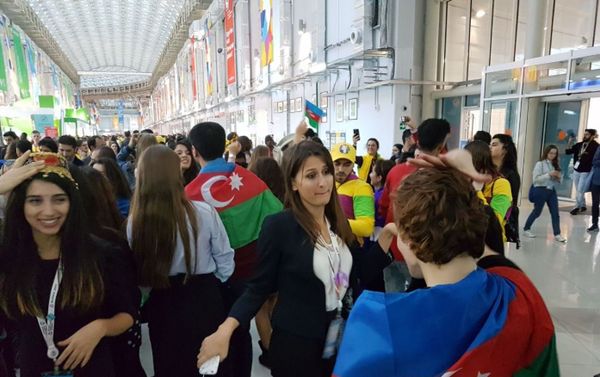 Азербайджанская делегация на XIX Всемирном фестивале молодежи и студентов в Сочи - Sputnik Азербайджан