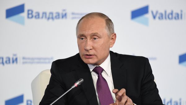 Президент РФ Владимир Путин принимает участие в итоговой пленарной сессии XIV ежегодного заседания Международного дискуссионного клуба Валдай на тему: Мир будущего: через столкновение к гармонии - Sputnik Азербайджан