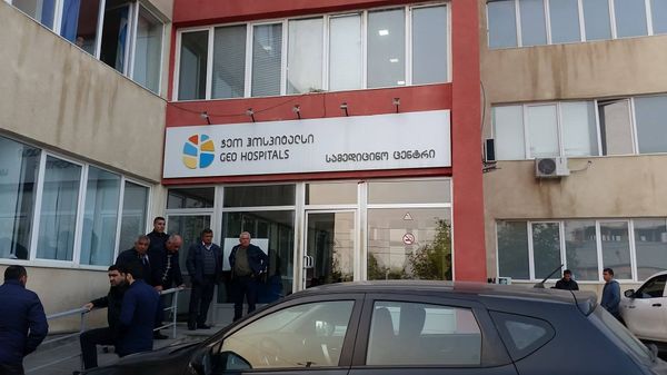 Родственники раненых у центральной больницы города Марнеули. 20 октября 2017 года - Sputnik Азербайджан