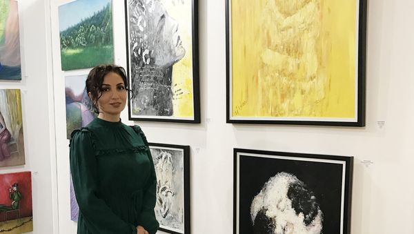 Азербайджанская художница Фидан Заман на международном фестивале современного искусства Art Shopping, Париж, Лувр, 20 октября 2017 года - Sputnik Азербайджан