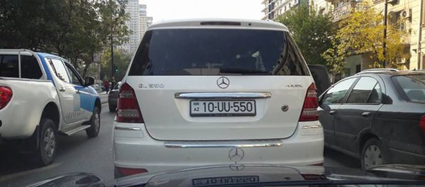 Mercedes с госномером 10-UU-550 - Sputnik Азербайджан
