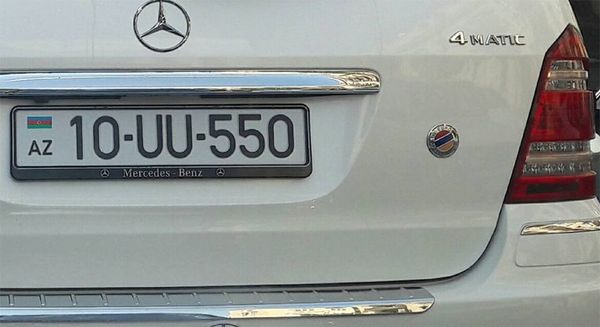 Mercedes с госномером 10-UU-550 - Sputnik Азербайджан