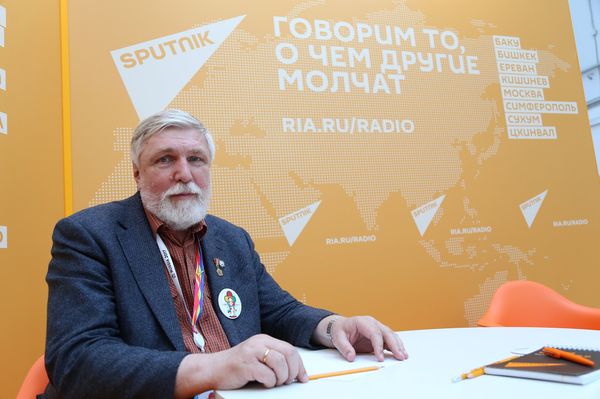 Известный художник Михаил Веременко в студии радио Sputnik  - Sputnik Азербайджан