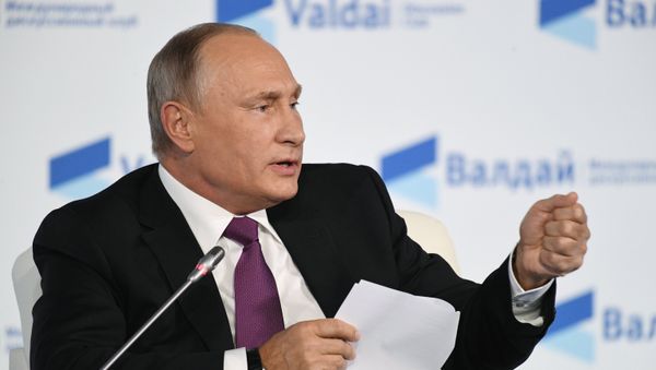 Президент РФ Владимир Путин принимает участие в итоговой пленарной сессии XIV ежегодного заседания Международного дискуссионного клуба Валдай - Sputnik Азербайджан