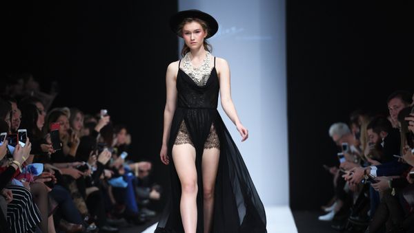 Mercedes-Benz Fashion Week Russia. День первый - Sputnik Азербайджан