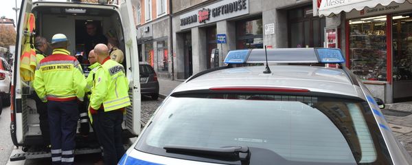 Полиция и сотрудники скорой помощи на месте нападения террориста на прохожих, около площади Розенхаймера в южном немецком городе Мюнхене, 21 октября 2017 года - Sputnik Азербайджан