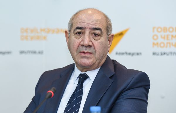Директор Республиканского центра сейсмологической службы НАНА Гурбан Етирмишли в ходе пресс-конференции в Международном мультимедийном пресс-центре Sputnik Азербайджан, 25 октября 2017 года - Sputnik Азербайджан