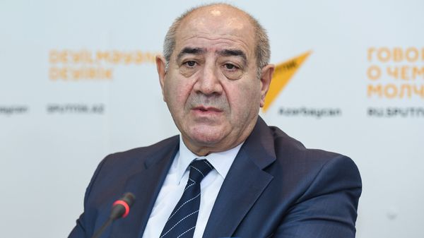 Директор Республиканского центра сейсмологической службы НАНА Гурбан Етирмишли в ходе пресс-конференции в Международном мультимедийном пресс-центре Sputnik Азербайджан, 25 октября 2017 года - Sputnik Азербайджан