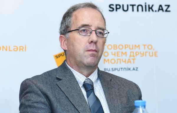Профессор Ливерморской национальной лаборатории им. Э. Лоуренса Роберт Меллорс в ходе пресс-конференции в Международном мультимедийном пресс-центре Sputnik Азербайджан, 25 октября 2017 года - Sputnik Азербайджан