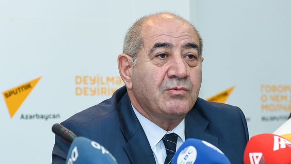 Директор Республиканского центра сейсмологической службы НАНА Гурбан Етирмишли в ходе пресс-конференции в Международном мультимедийном пресс-центре Sputnik Азербайджан, 25 октября 2017 года - Sputnik Азербайджан