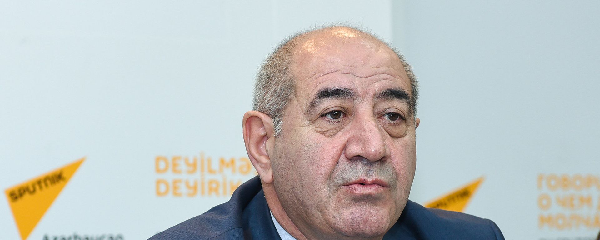 Директор Республиканского центра сейсмологической службы НАНА Гурбан Етирмишли в ходе пресс-конференции в Международном мультимедийном пресс-центре Sputnik Азербайджан, 25 октября 2017 года - Sputnik Азербайджан, 1920, 07.12.2023