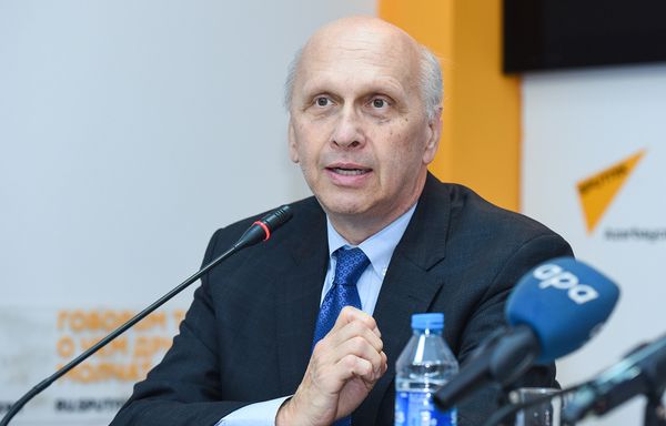 Программный менеджер Центра управления данными исследовательского института США IRIS Тим Ахерн в ходе пресс-конференции в Международном мультимедийном пресс-центре Sputnik Азербайджан, 25 октября 2017 года - Sputnik Азербайджан