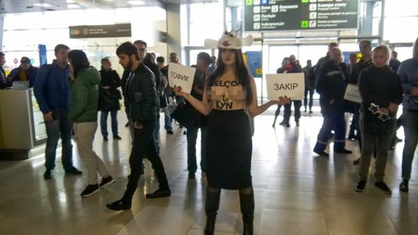 Акция активистки движения FEMEN в киевском аэропорту  - Sputnik Азербайджан